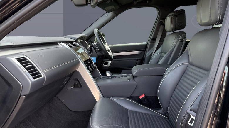 Land Rover Discovery 3.0 D300 Dynamic SE 5dr Auto Diesel Station Wagon